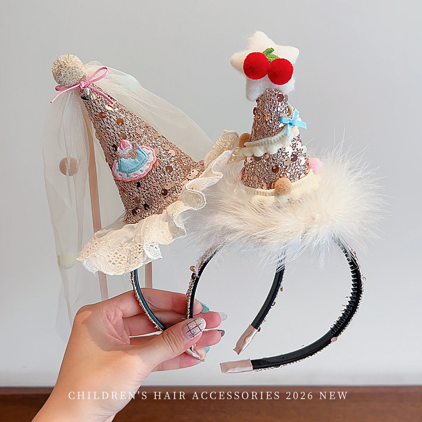 Party Hat Cone - Kinder-Geburtstagsparty-Haarschmuck: Konus-Hut, Stirnband, Tüllschleier, Feder, Pailletten,
